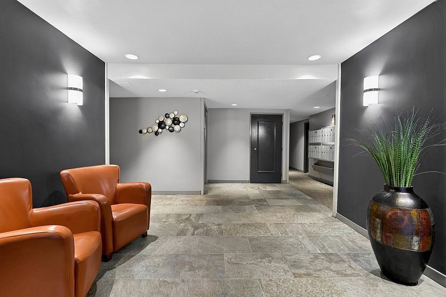 206 1717 13 Avenue Vancouver, BC - 2