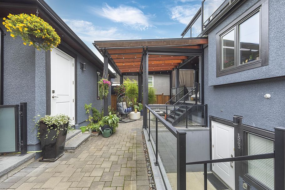 1267 E 53rd Avenue Vancouver, BC - 21