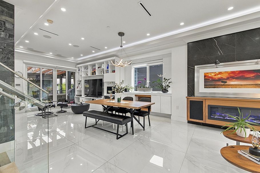 1267 E 53rd Avenue Vancouver, BC - 2