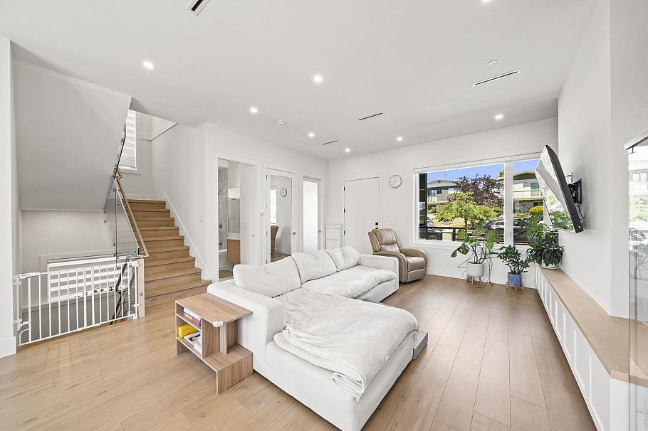 742 E 58th Avenue Vancouver, BC - 13