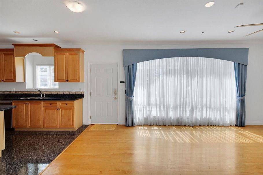 213 W 28th Street North Vancouver, BC - 6