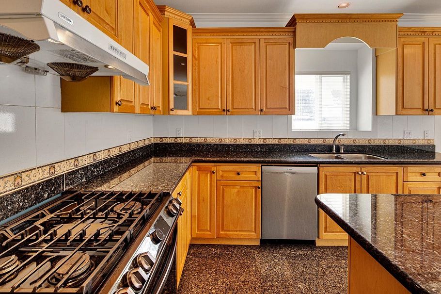 213 W 28th Street North Vancouver, BC - 9