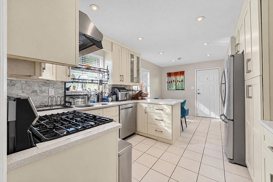 580 W 29th Street North Vancouver, BC - 10
