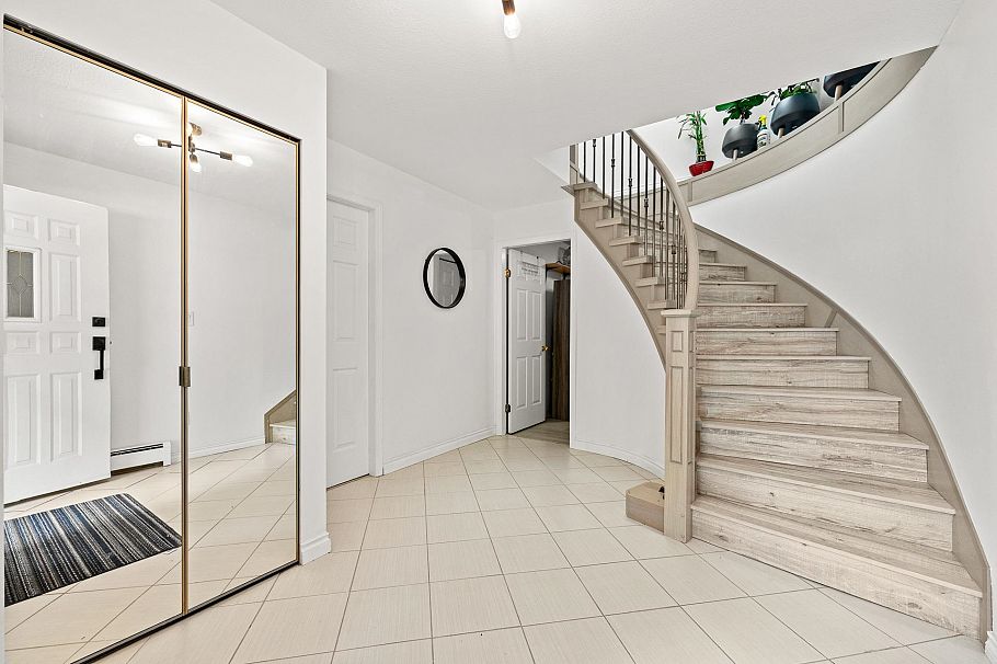 1070 E 40th Avenue Vancouver, BC - 4