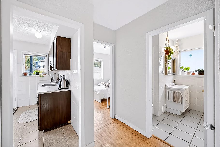 1685 E 55th Avenue Vancouver, BC - 6