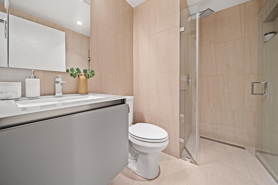 140 W Woodstock Avenue Vancouver, BC - 17