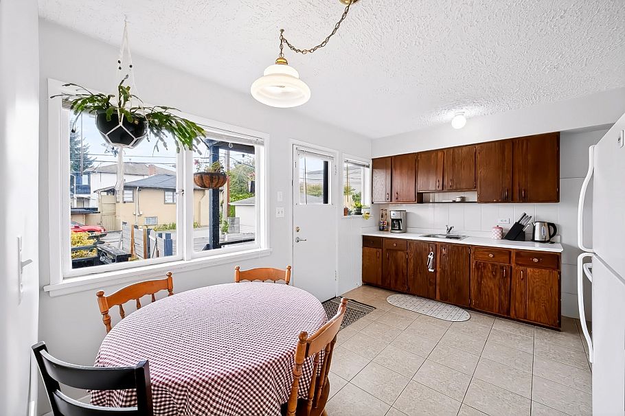 1685 E 55th Avenue Vancouver, BC - 8