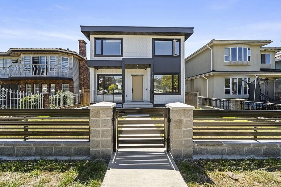 742 E 58th Avenue Vancouver, BC - 2