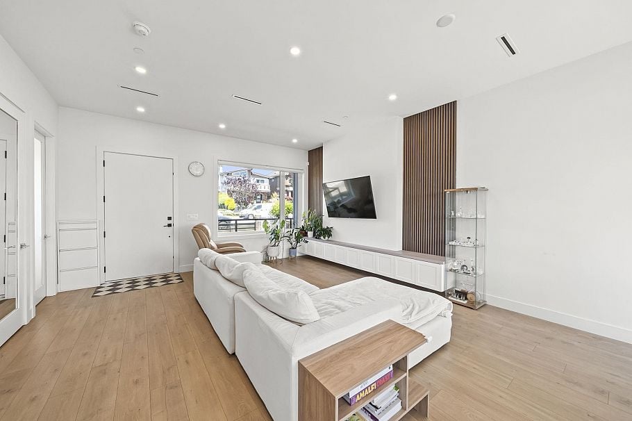 742 E 58th Avenue Vancouver, BC - 5