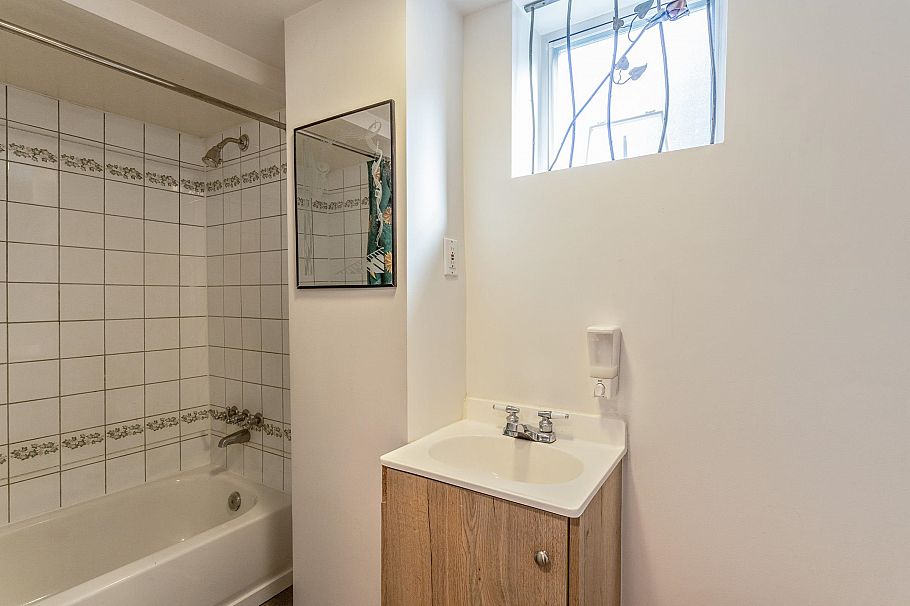 2370 Mountain Highway North Vancouver, BC - 27