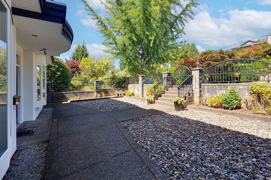 213 W 28th Street North Vancouver, BC - 30
