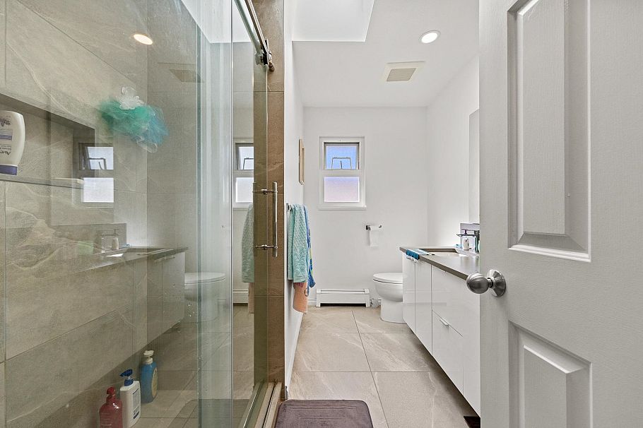 1070 E 40th Avenue Vancouver, BC - 24