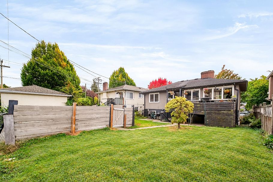1685 E 55th Avenue Vancouver, BC - 30