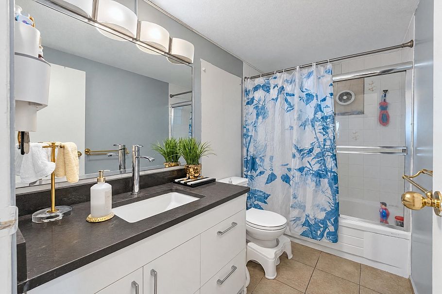 580 W 29th Street North Vancouver, BC - 21