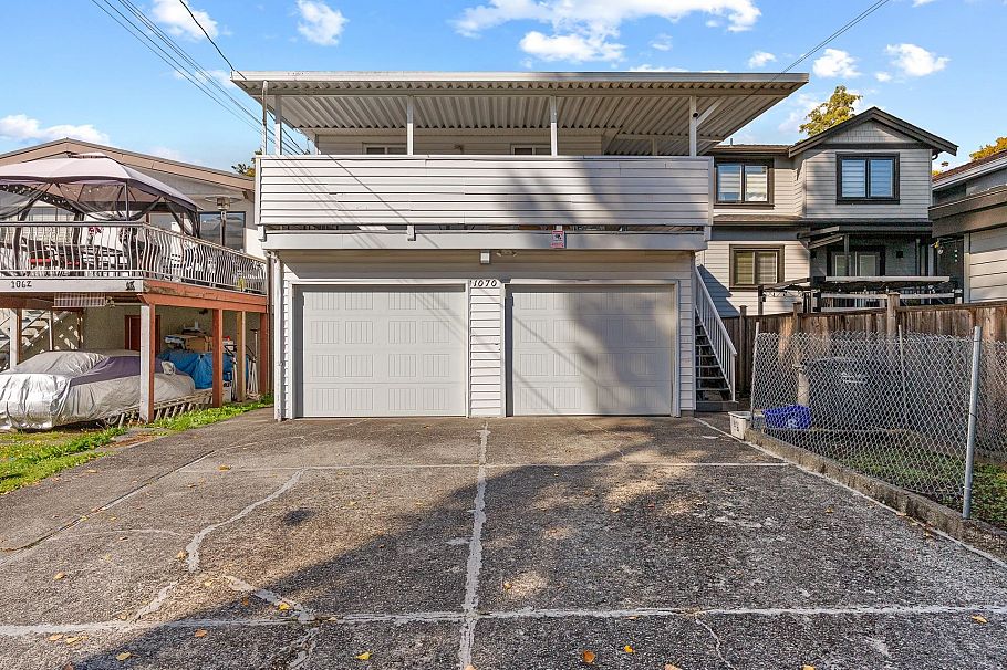 1070 E 40th Avenue Vancouver, BC - 40