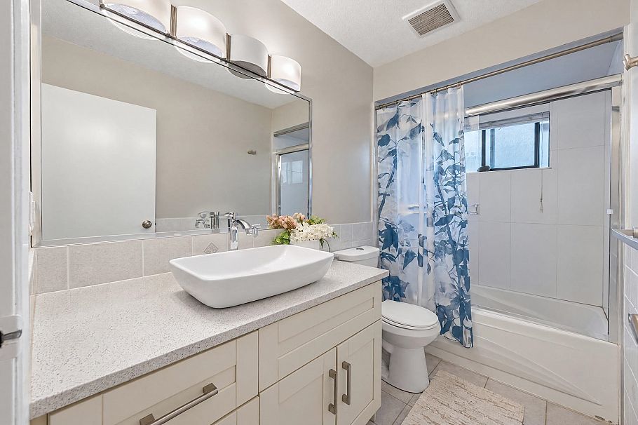 580 W 29th Street North Vancouver, BC - 19