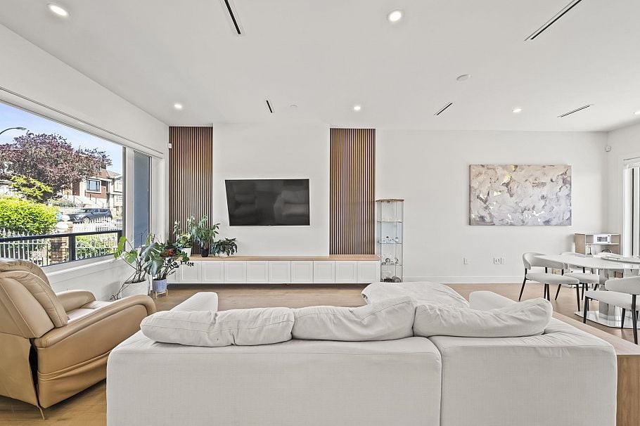 742 E 58th Avenue Vancouver, BC - 3