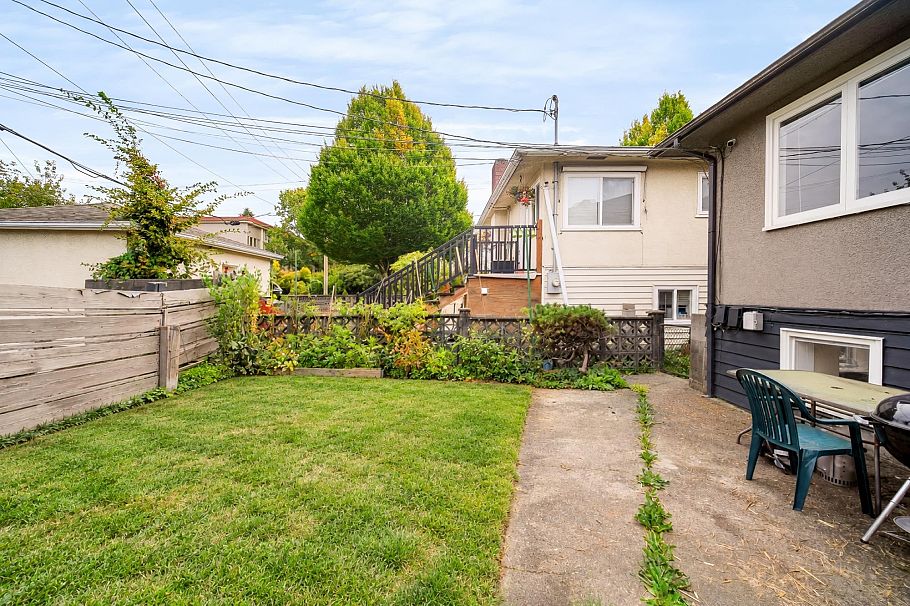 1685 E 55th Avenue Vancouver, BC - 32