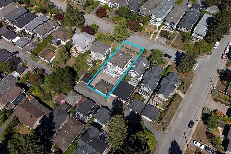 213 W 28th Street North Vancouver, BC - 31