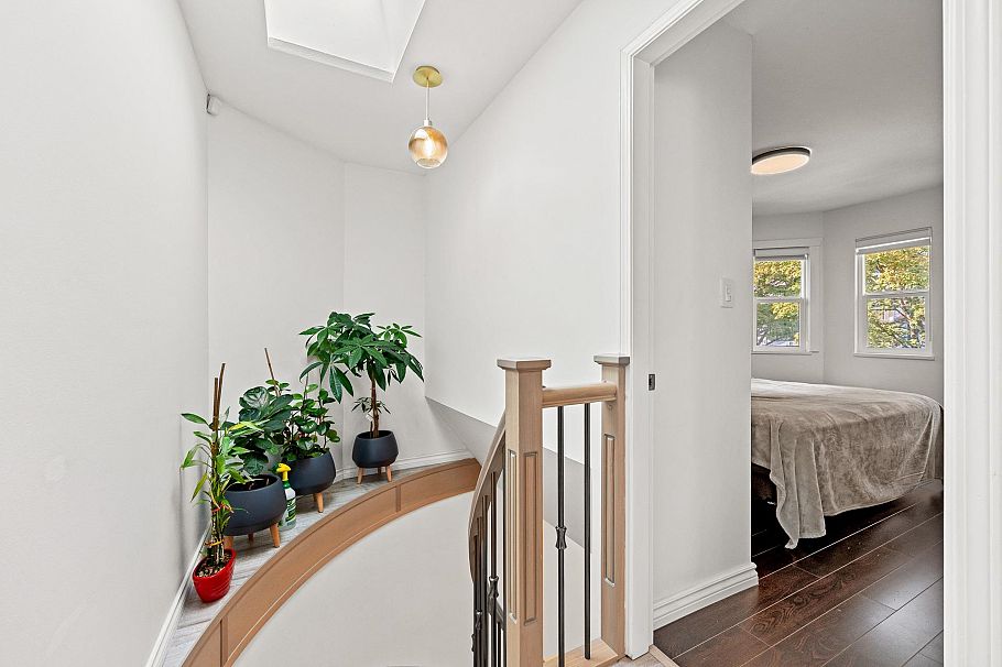 1070 E 40th Avenue Vancouver, BC - 5