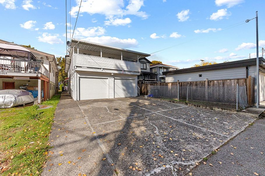1070 E 40th Avenue Vancouver, BC - 39