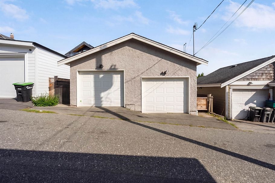 1382 E 17th Avenue Vancouver, BC - 8