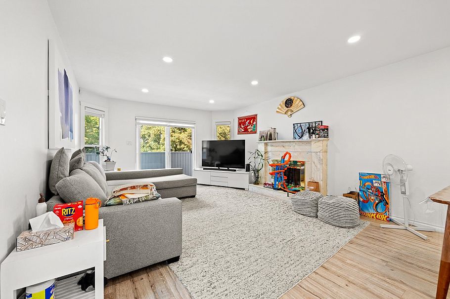 1070 E 40th Avenue Vancouver, BC - 9