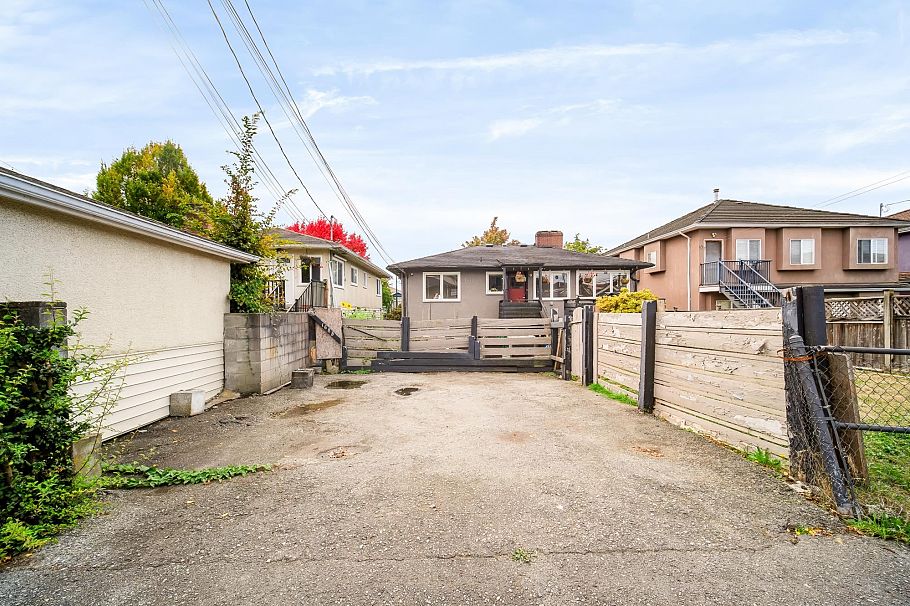 1685 E 55th Avenue Vancouver, BC - 28