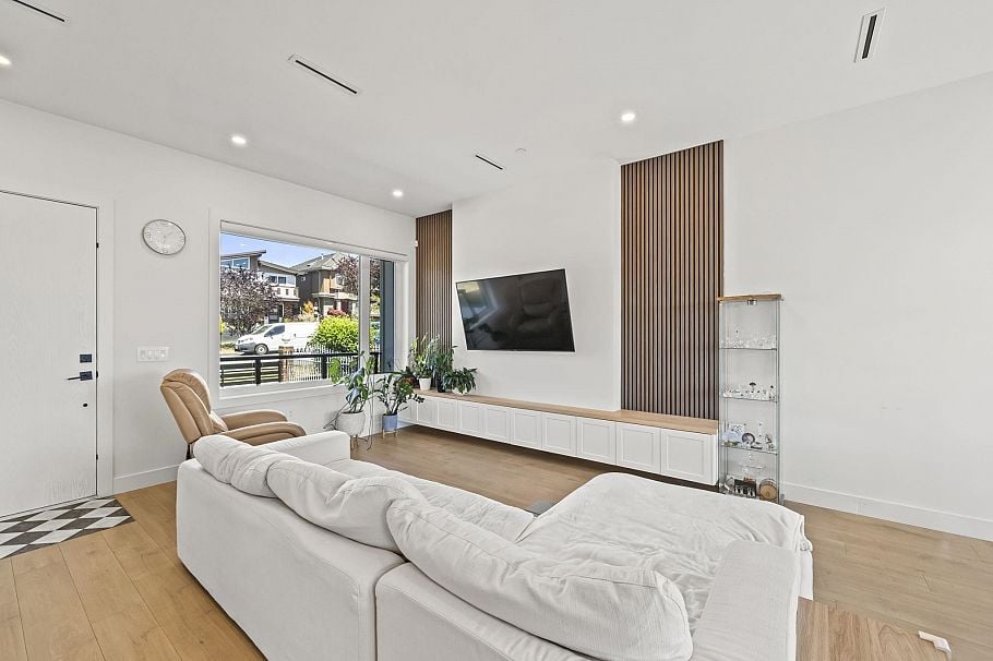 742 E 58th Avenue Vancouver, BC - 4