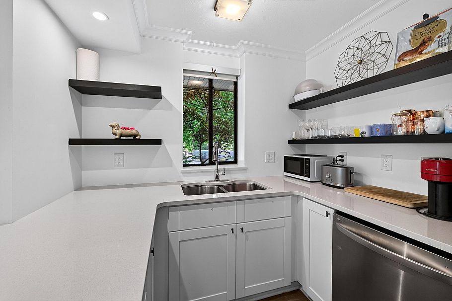 101 1702 Chesterfield Avenue North Vancouver, BC - 16