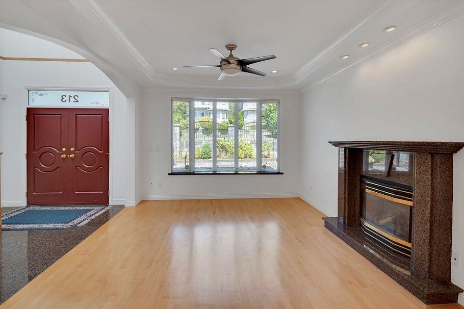 213 W 28th Street North Vancouver, BC - 4