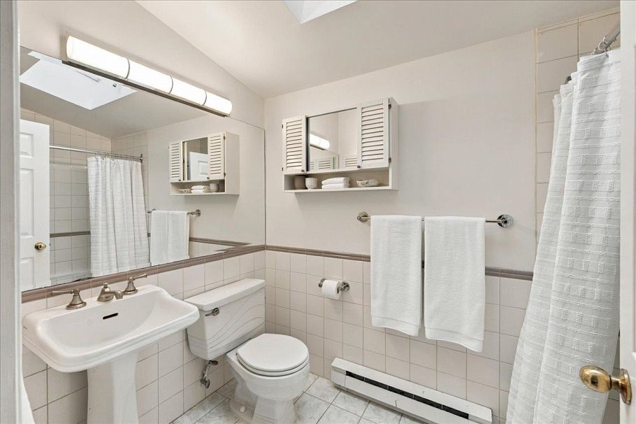 706 W 24th Avenue Vancouver, BC - 24