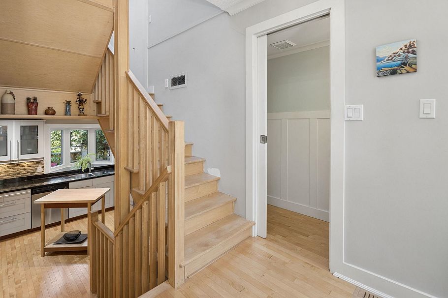 3 230 W 15th Street North Vancouver, BC - 17