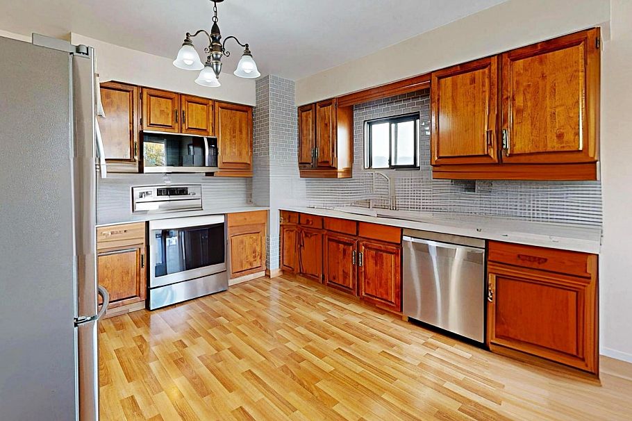 1222 E 51st Avenue Vancouver, BC - 9