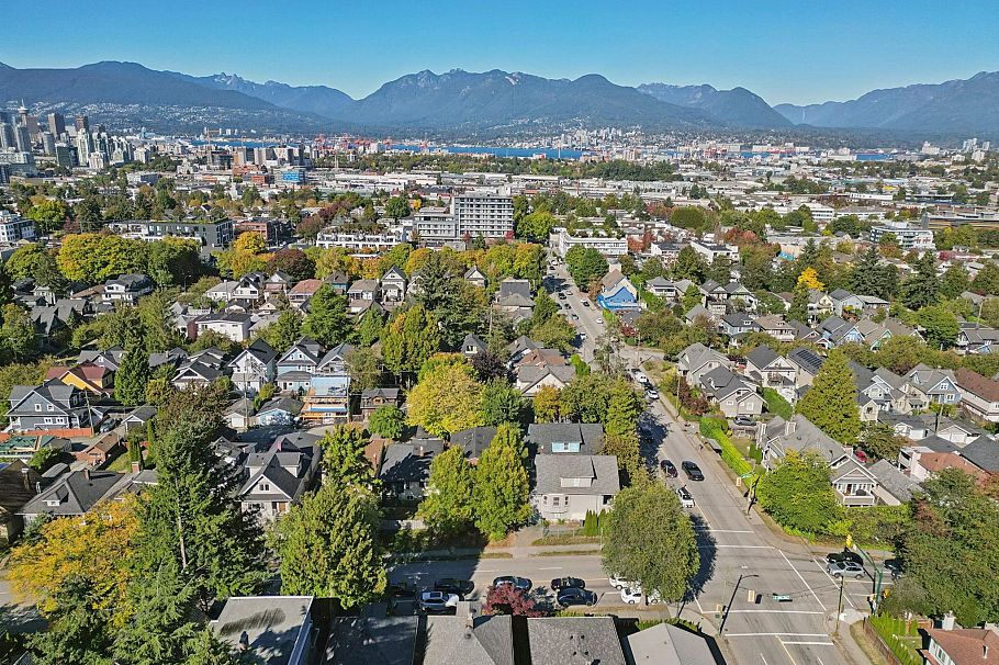 695 E 12th Avenue Vancouver, BC - 5