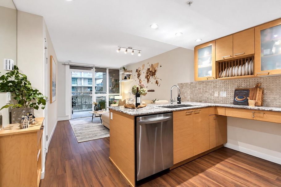 413 135 E 17 Street North Vancouver, BC - 3
