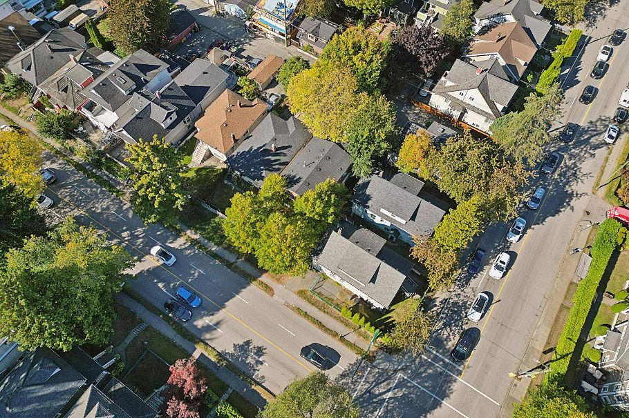 695 E 12th Avenue Vancouver, BC - 3