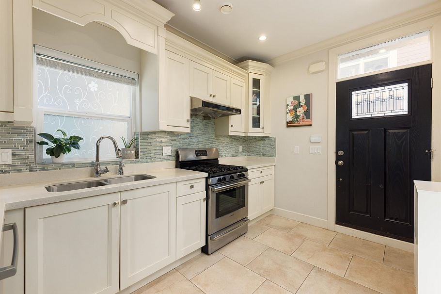 1176 E King Edward Avenue Vancouver, BC - 11