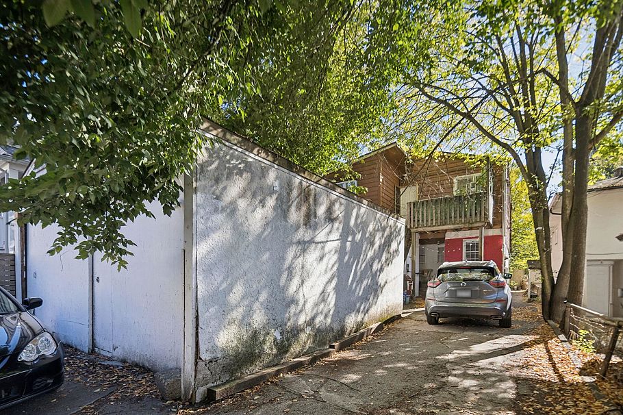 695 E 12th Avenue Vancouver, BC - 2