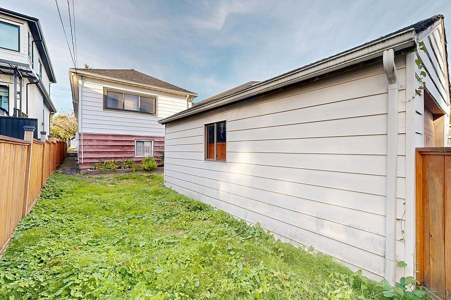 1222 E 51st Avenue Vancouver, BC - 33