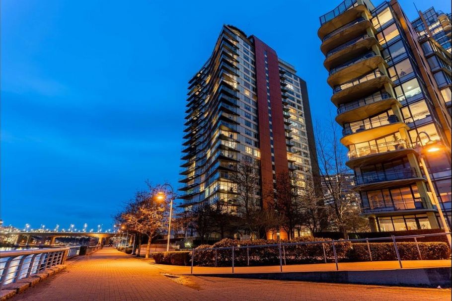2705 8 Smithe Mews Vancouver, BC - 1