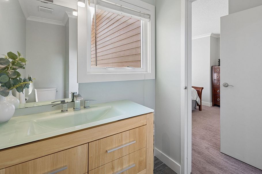 3 230 W 15th Street North Vancouver, BC - 23