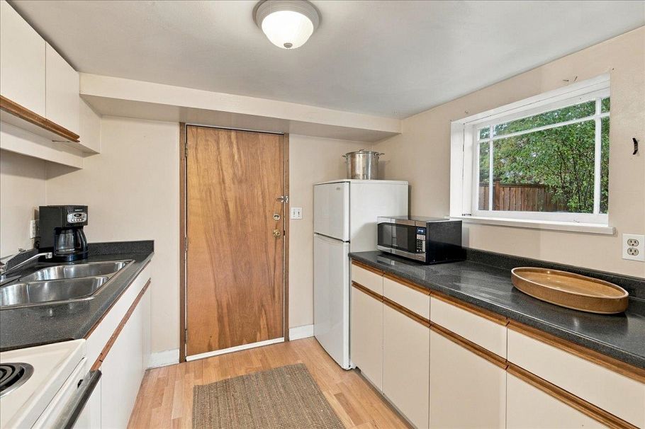 706 W 24th Avenue Vancouver, BC - 31