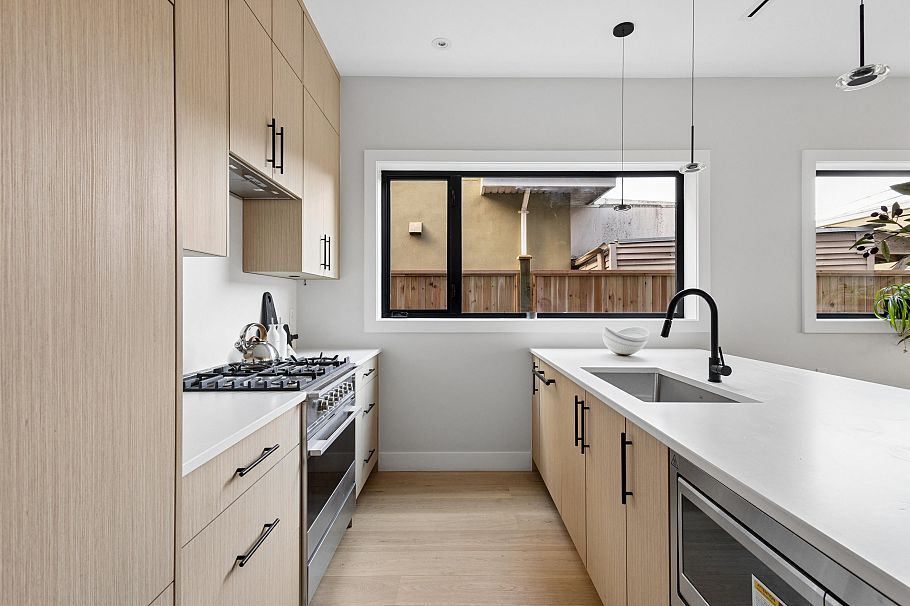 3 2017 E 23rd Avenue Vancouver, BC - 3