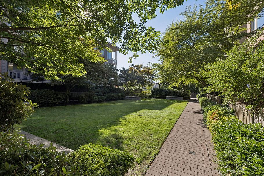304 119 W 22nd Street Street North Vancouver, BC - 23