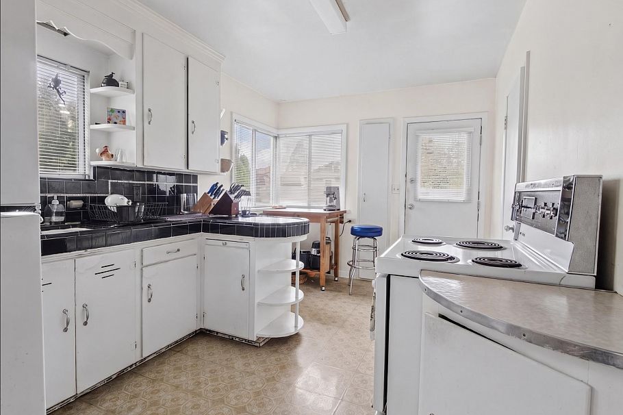 455 W 29th Avenue Vancouver, BC - 2