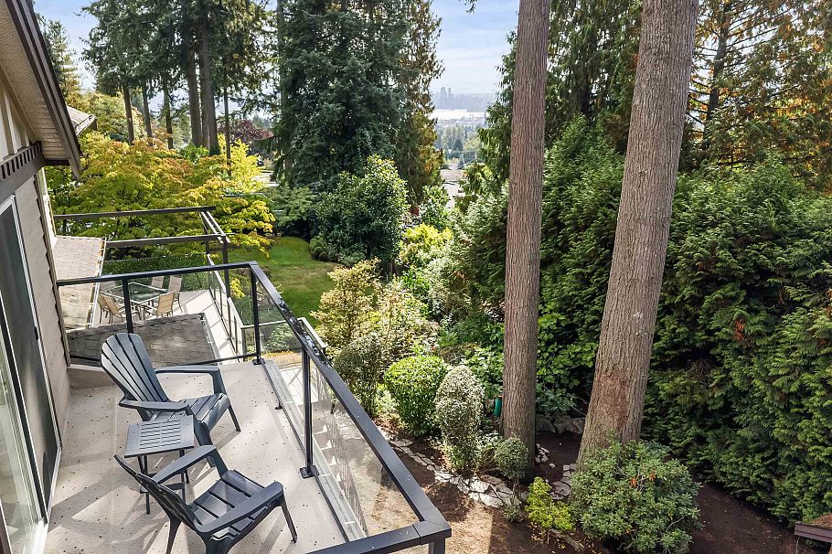 4047 Woodbury Avenue North Vancouver, BC - 35