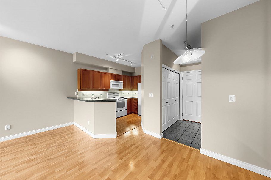 204 131 W 3rd Street North Vancouver, BC - 19