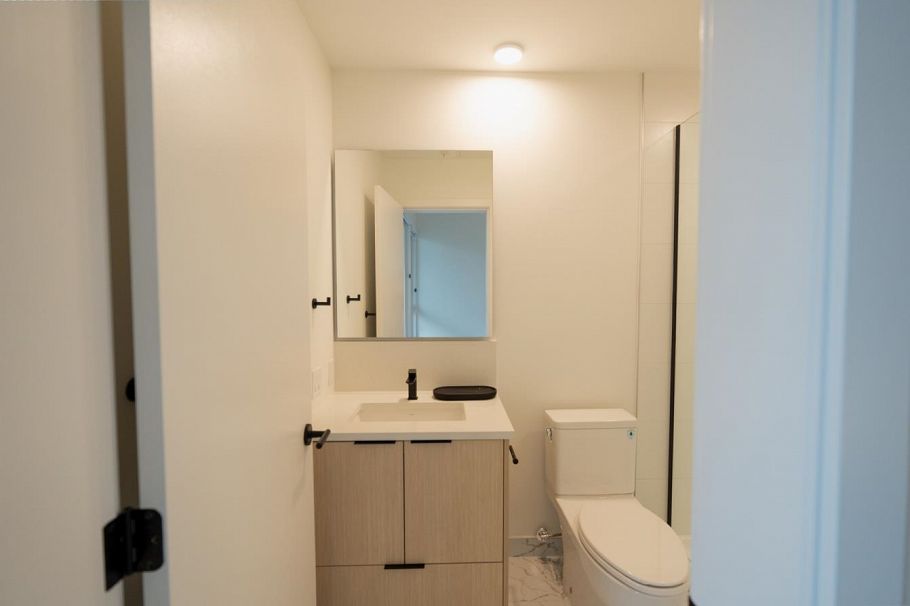 360 422 E 3rd Street North Vancouver, BC - 20