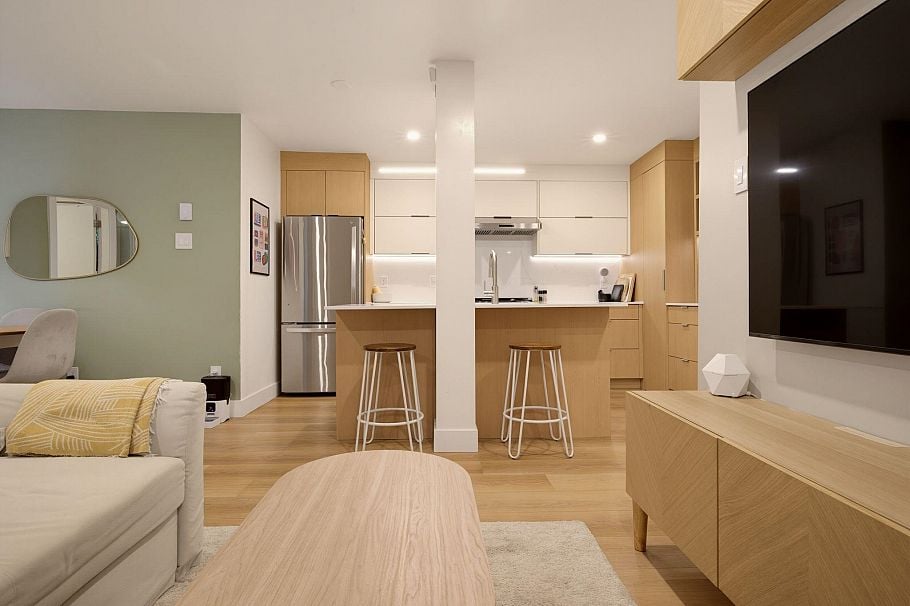 204 1345 Comox Street Vancouver, BC - 4